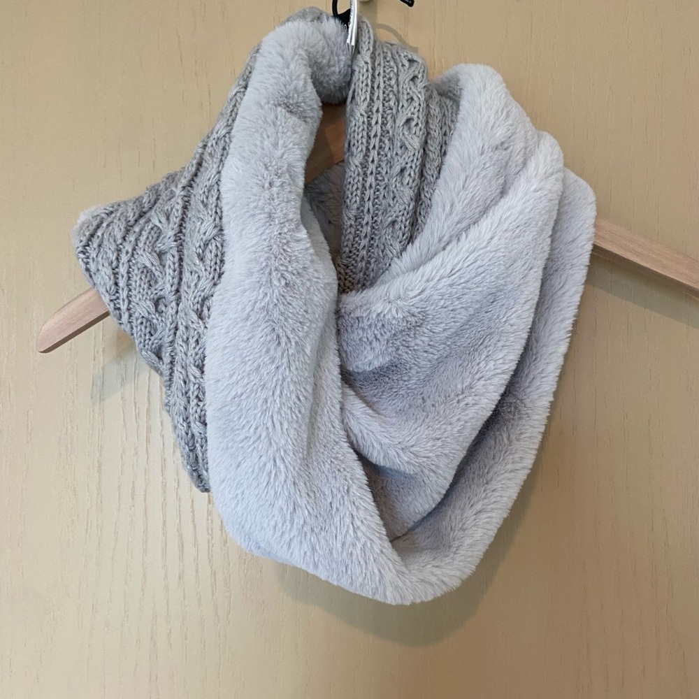 Mono Comme Ca scarf. Faux fur and knit snood. Like new.